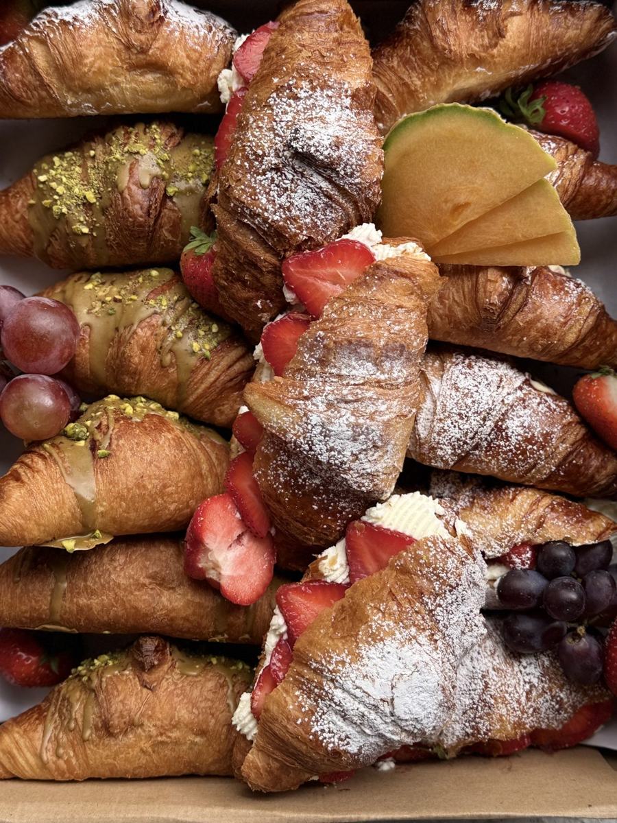 Słodkie croissanty z cukrem pudrem