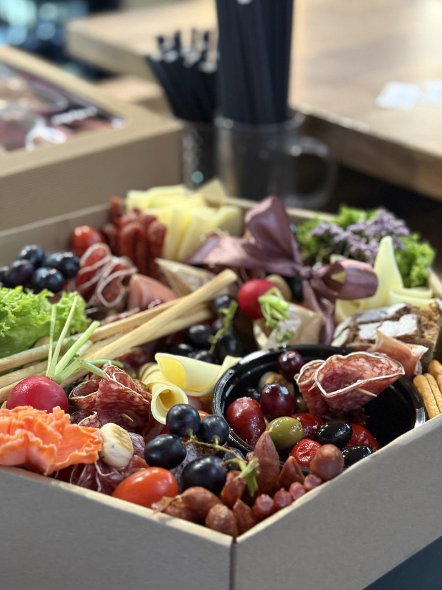 Party box z wędlinami, serami i przekąskami