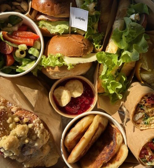 Box śniadaniowy z brioche, wrapami i serniczkami