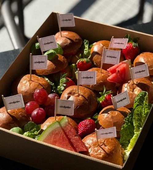 Mini burgery z chorągiewkami młynka