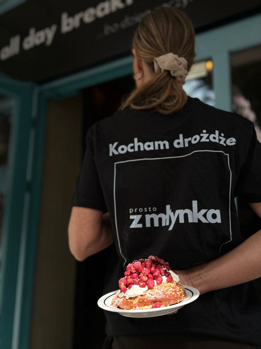 Drożdżówka z poziomkami i bitą śmietaną