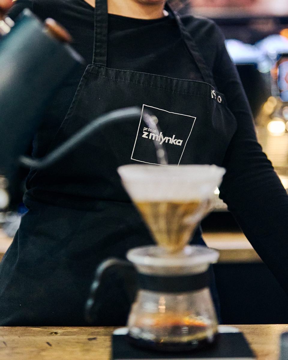 Baristka parzy kawę metodą przelewową