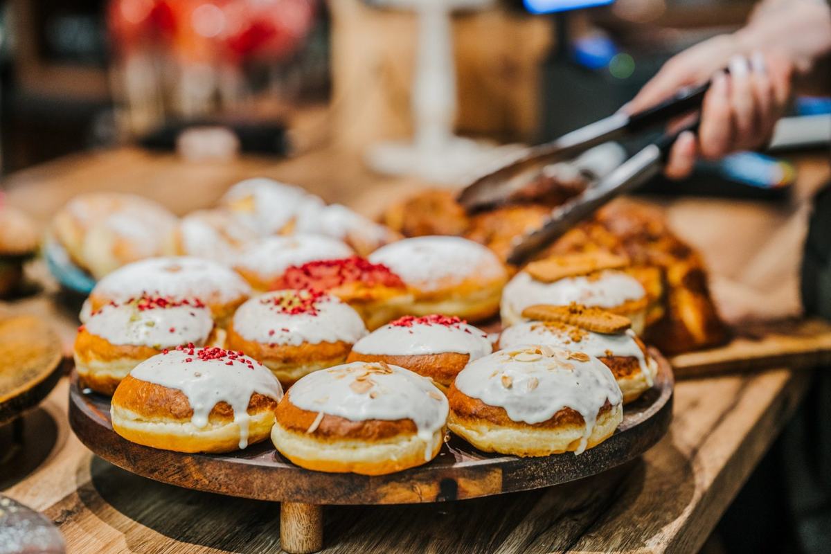 Pączki z lukrem i liofilizowanymi malinami